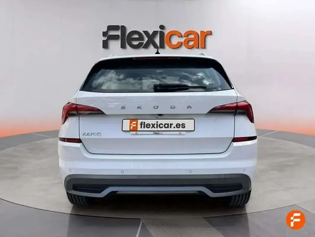 Usado Skoda Kamiq Ambition 110 CV (80 kW) 2021 Blanco SUV