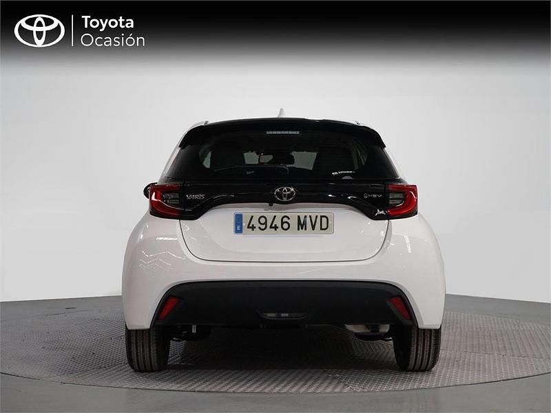 Usado Toyota Yaris Hybrid Active 116 CV (85 kW) 2024 Blanco classic
