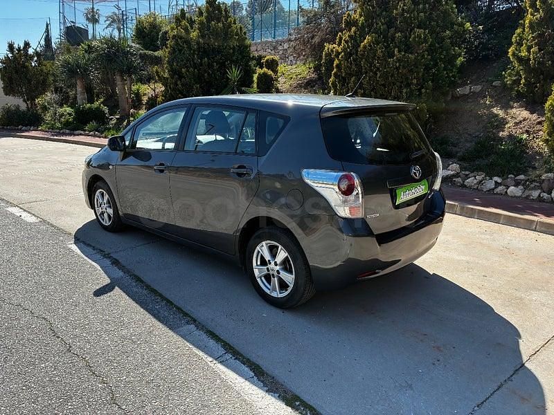 Usado Toyota Verso Active 126 CV (92 kW) 2009 Gris / plata Monovolumen