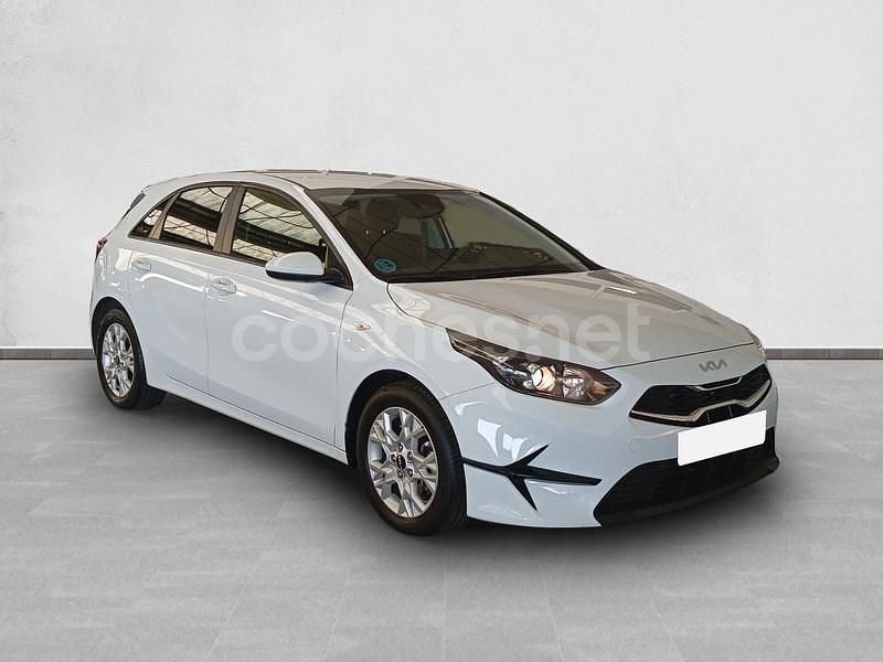 Blanco Usado 2023 Kia Ceed Berlina | 15.995 € (Buen precio) - Imagen 1/4