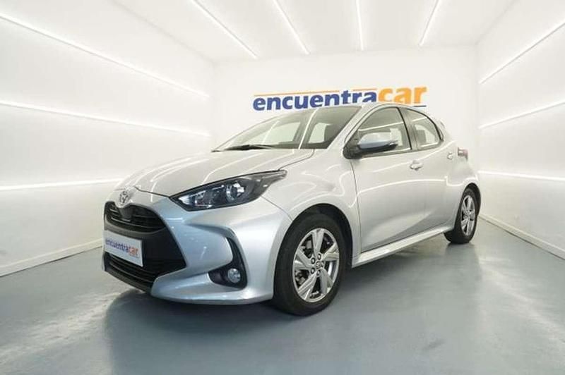 Usado Toyota Yaris Hybrid Active 116 CV (85 kW) 2024 Plateado Utilitario