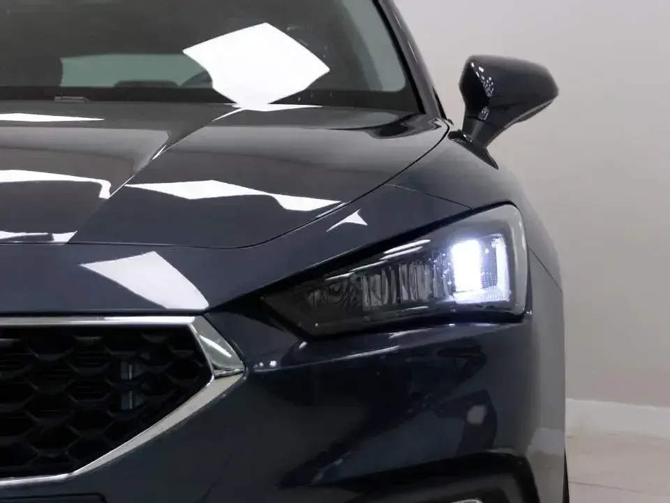 Usado Seat Leon Style 110 CV (80 kW) 2023 Gris Familiar