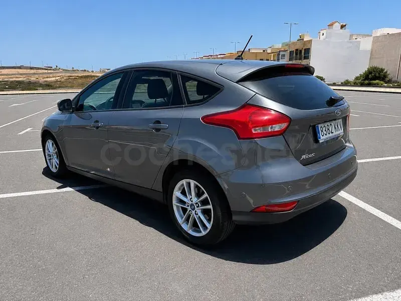 Usado Ford Focus Active 125 CV (91 kW) 2018 Gris / plata Berlina