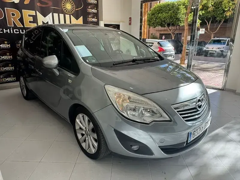Usado Opel Meriva Cosmo 140 CV (102 kW) 2010 Gris / plata Monovolumen