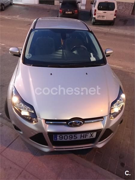 Usado Ford Focus Trend 95 CV (69 kW) 2011 Naranja Berlina