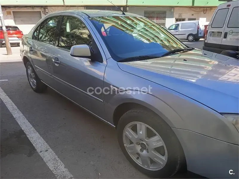 Usado Ford Mondeo Ghia 130 CV (95 kW) 2004 Azul Berlina