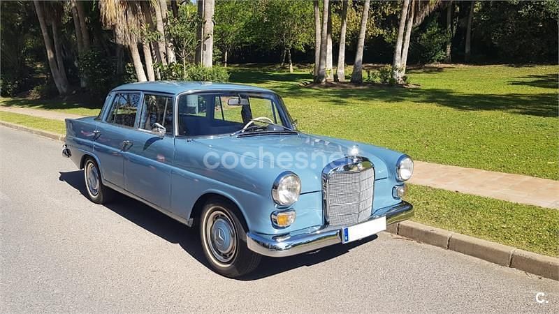 Usado Mercedes E200 75 CV (55 kW) 1985 Azul Familiar