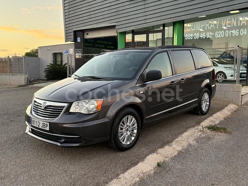 Usado Lancia Voyager Platinum 178 CV (130 kW) 2014 Gris / plata Monovolumen