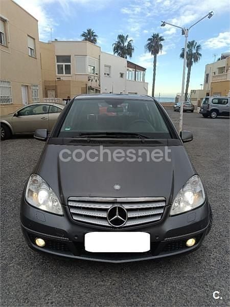 Usado Mercedes A180 Avantgarde 109 CV (80 kW) 2011 Gris / plata Monovolumen