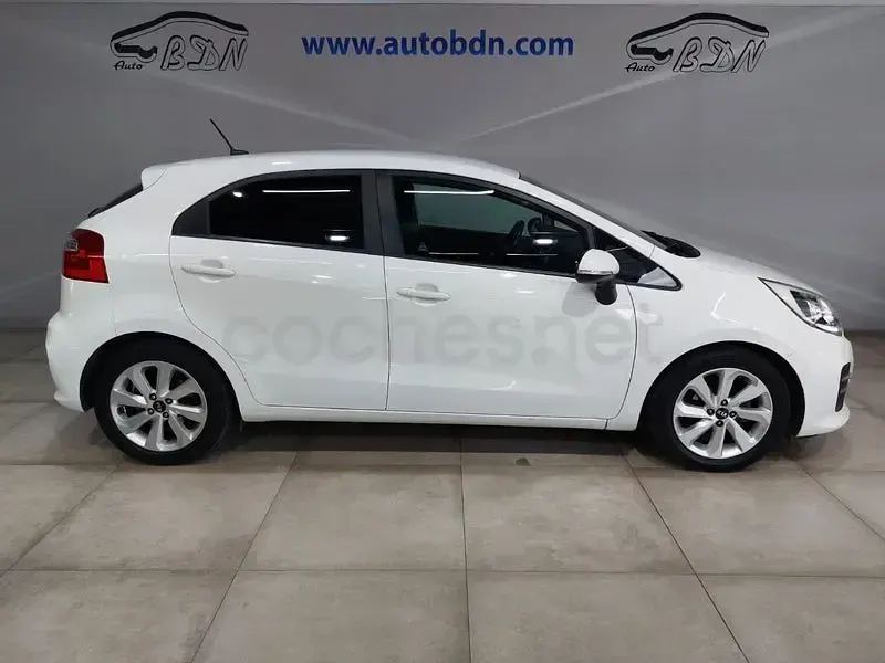 Käytetty Kia Rio 84 HP (61 kW) 2016 Valkoinen Viistoperä