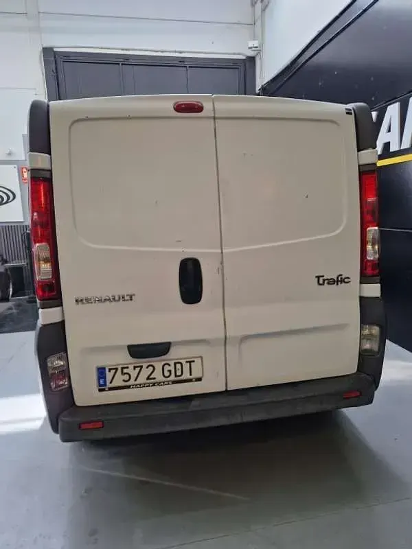 Usado Renault Trafic 145 CV (106 kW) 2008 Blanco Monovolumen