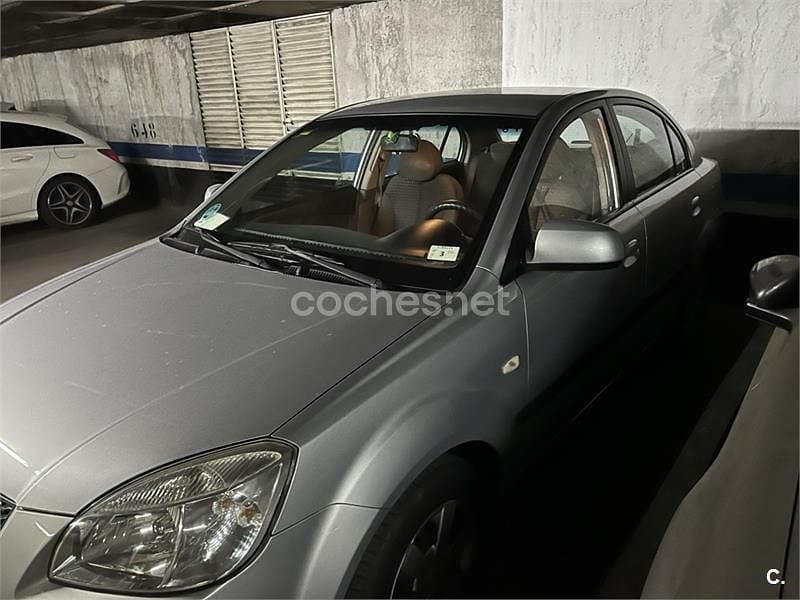 Usado Kia Rio EX 97 CV (71 kW) 2006 Gris / plata Berlina