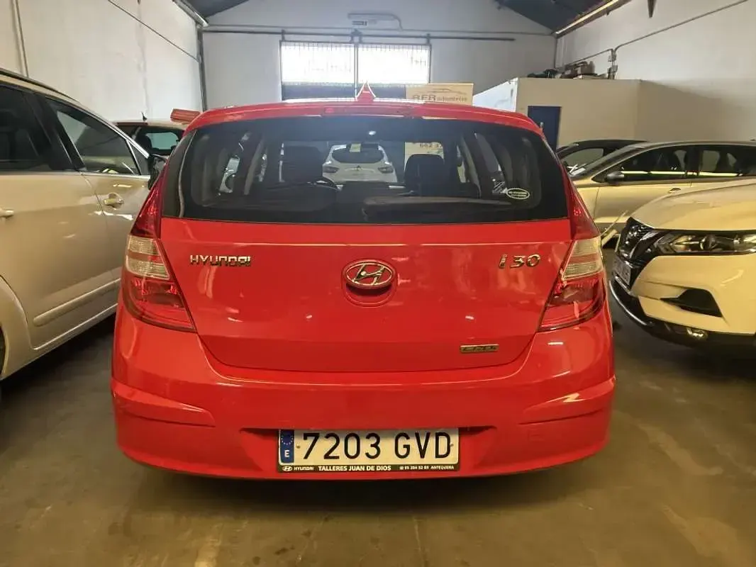 Usado Hyundai i30 Comfort 90 CV (66 kW) 2010 Rojo Familiar