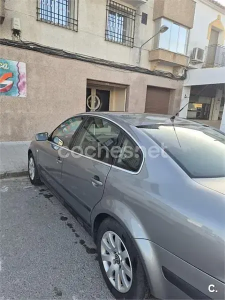 Usado VW Passat Highline 130 CV (95 kW) 2003 Gris / plata Berlina