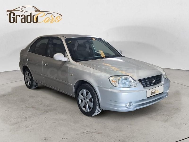 Usado Hyundai Accent 81 CV (59 kW) 2005 Gris / plata Berlina