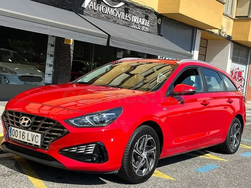 Usado Hyundai i30 136 CV (100 kW) 2021 Rojo Familiar