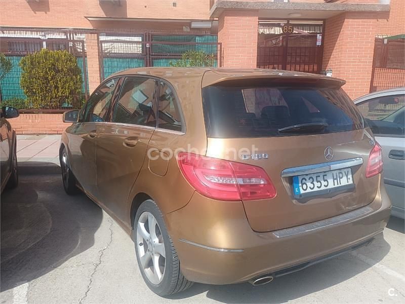 Usado Mercedes B180 109 CV (80 kW) 2013 Marrón Monovolumen