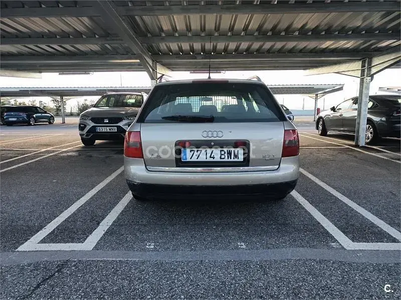 Usado Audi A6 Premium 230 CV (169 kW) 2002 Gris / plata Familiar