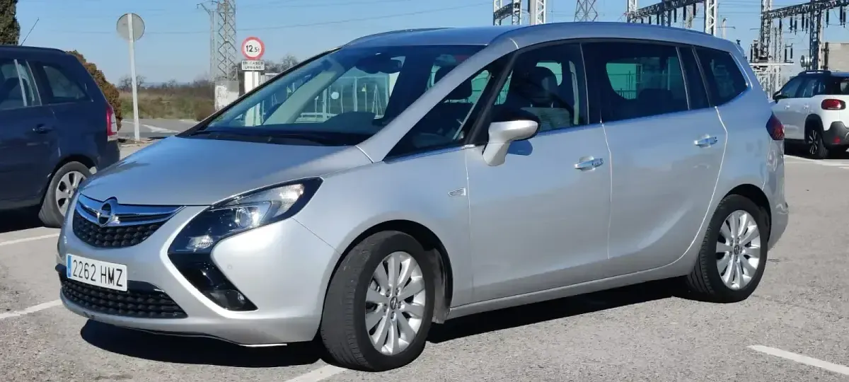 Usado Opel Zafira Tourer Selective 131 CV (96 kW) 2012 Gris Monovolumen