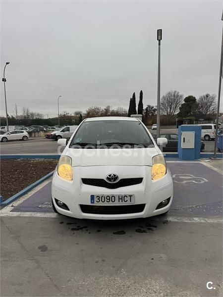Usado Toyota Yaris Live 69 CV (50 kW) 2011 Blanco Berlina