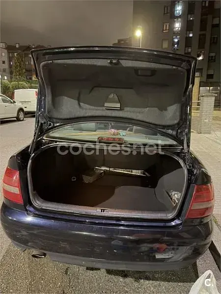 Usado Audi A4 125 CV (91 kW) 2000 Azul Berlina