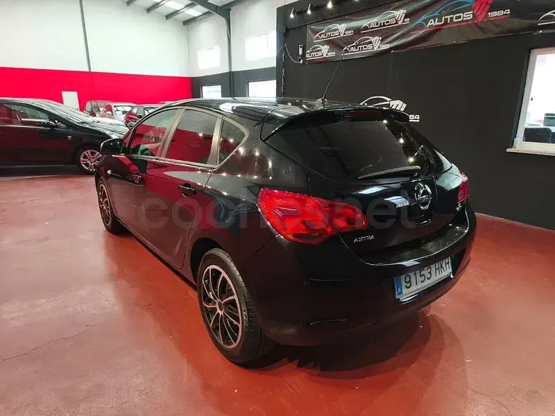 Usado Opel Astra Selective 110 CV (80 kW) 2012 Negro Berlina