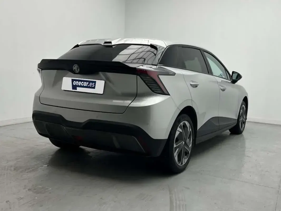 Usado MG MG4 EV Comfort 150 kW (204 CV) 2023 Gris silver sil Utilitario