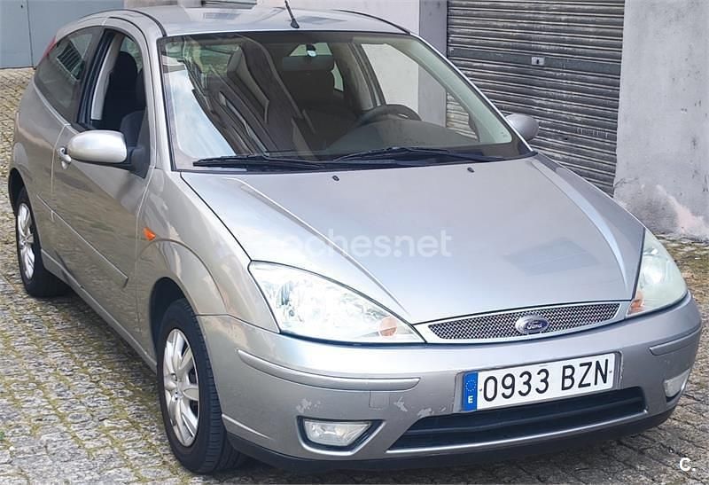 Gris / plata Usado 2002 Ford Focus Trend Berlina | 2000 € (Precio justo) - Imagen 1/4