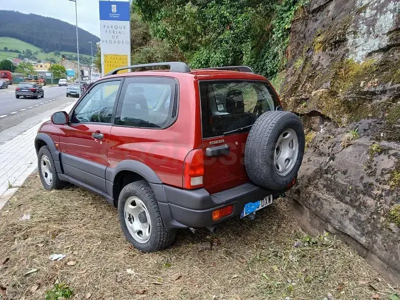 Usado Suzuki Grand Vitara 110 CV (80 kW) 2005 Granate SUV
