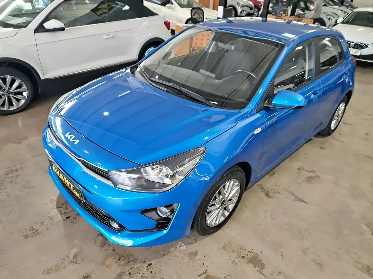 Usado Kia Rio 100 CV (73 kW) 2023 Azul Berlina