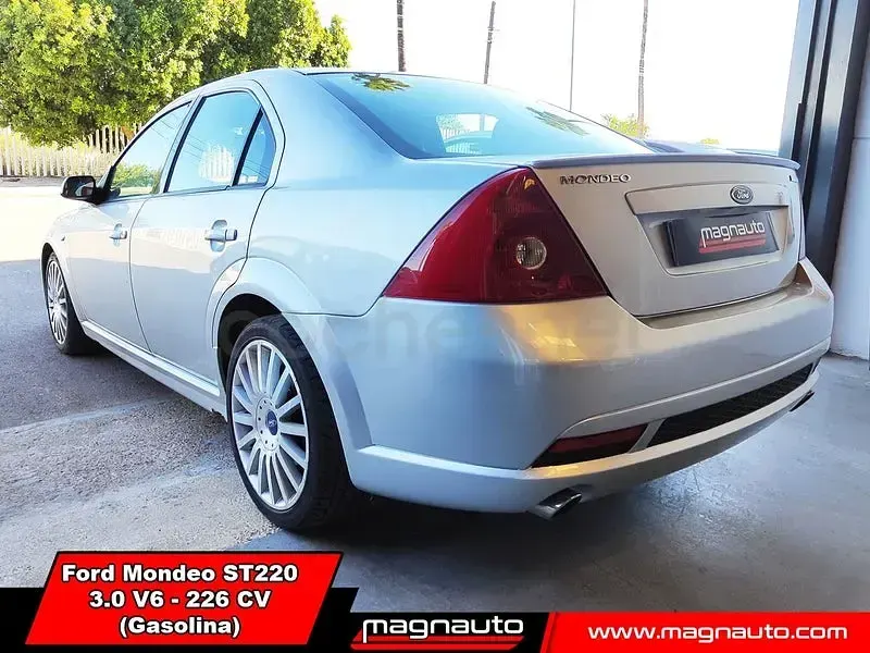 Usado Ford Mondeo ST 226 CV (166 kW) 2002 Gris / plata Berlina