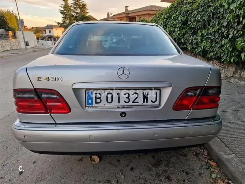 Usado Mercedes E430 Avantgarde 279 CV (205 kW) 2000 Gris / plata Berlina