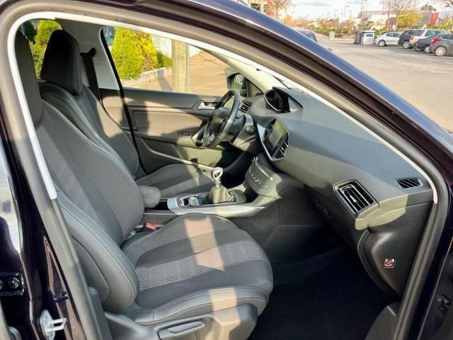 Usado Peugeot 308 Allure 100 CV (73 kW) 2019 Negro