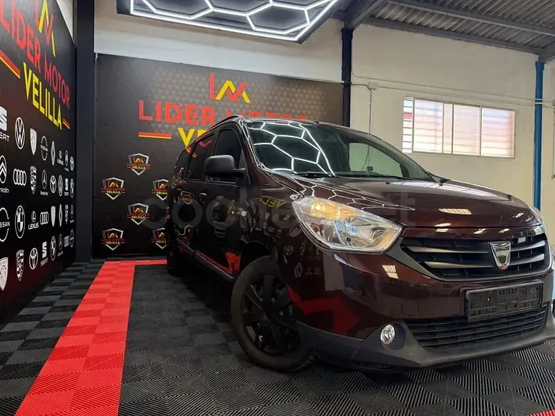 Usado Dacia Lodgy Ambiance 100 CV (73 kW) 2016 Granate Monovolumen