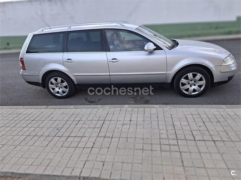 Gris / plata Usado 2004 VW Passat Advance Familiar | 3500 € (Precio justo) - Imagen 1/4