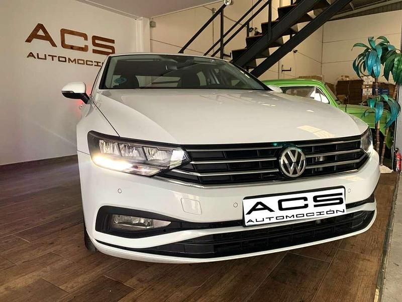 Usado VW Passat Business 120 CV (88 kW) 2020 Blanco Berlina