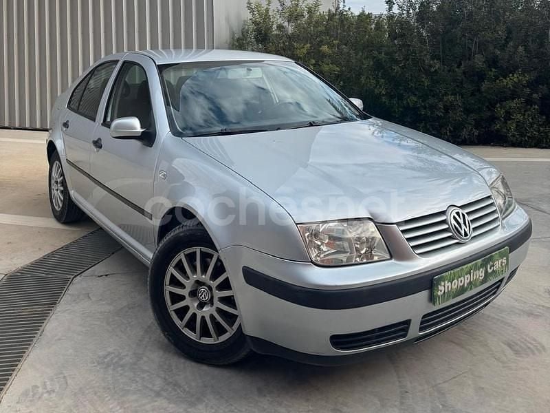 Gris / plata Usado 2003 VW Bora Conceptline Berlina | 2999 € - Imagen 1/4