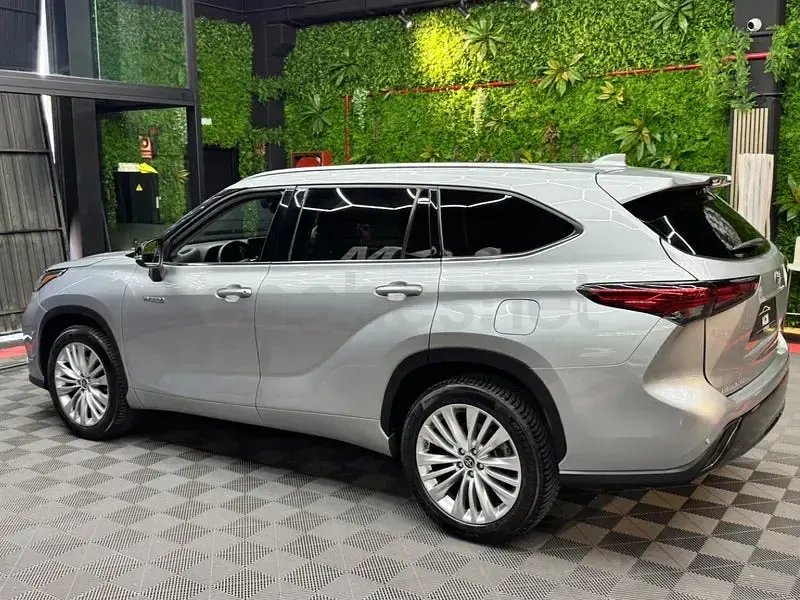 Usado Toyota Highlander Luxury 246 CV (180 kW) 2022 Gris / plata SUV