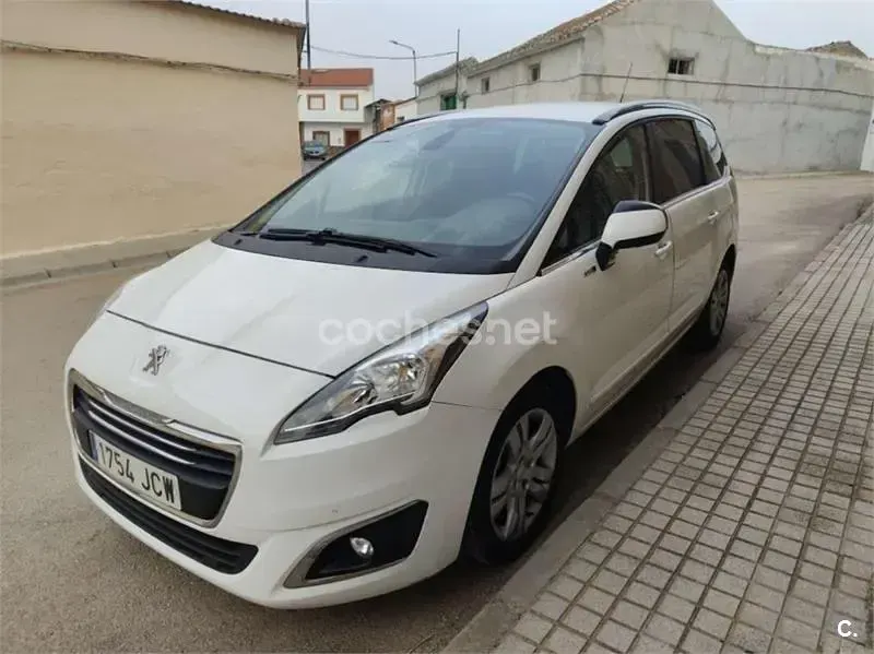 Usado Peugeot 5008 Style 120 CV (88 kW) 2015 Blanco Monovolumen