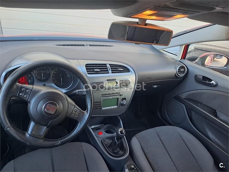 Usado Seat Leon Reference 125 CV (91 kW) 2008 Rojo Utilitario