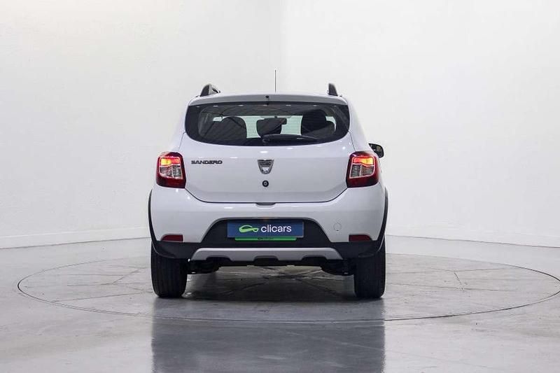 Usado Dacia Sandero Stepway 90 CV (66 kW) 2015 Blanco Utilitario