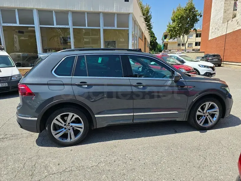 Usado VW Tiguan R-line 150 CV (110 kW) 2022 Gris / plata SUV