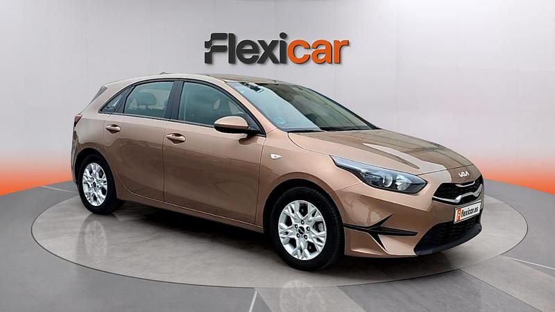 Usado Kia Ceed 101 CV (74 kW) 2023 Marrón Utilitario