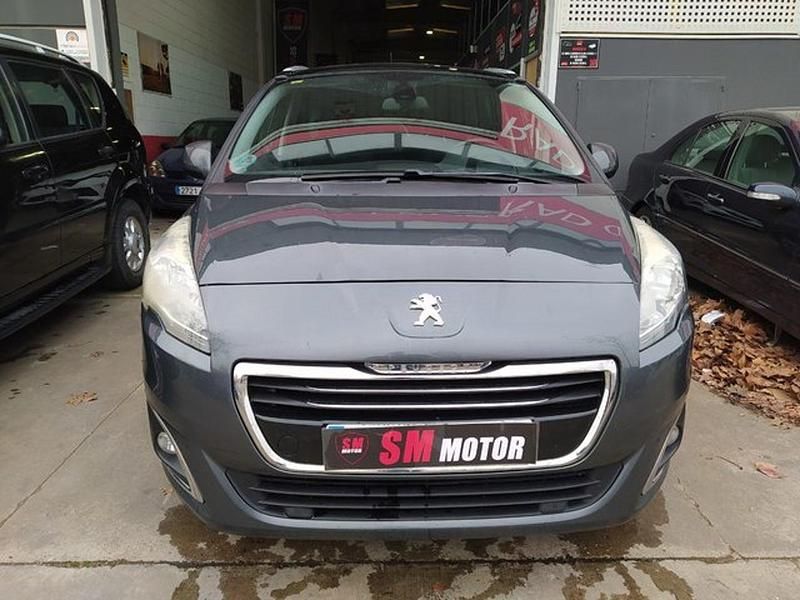 Usado Peugeot 5008 Allure 120 CV (88 kW) 2016 Gris / plata Monovolumen