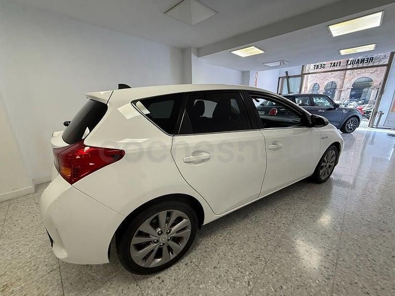 Usado Toyota Auris Hybrid Active 136 CV (100 kW) 2013 Blanco Familiar