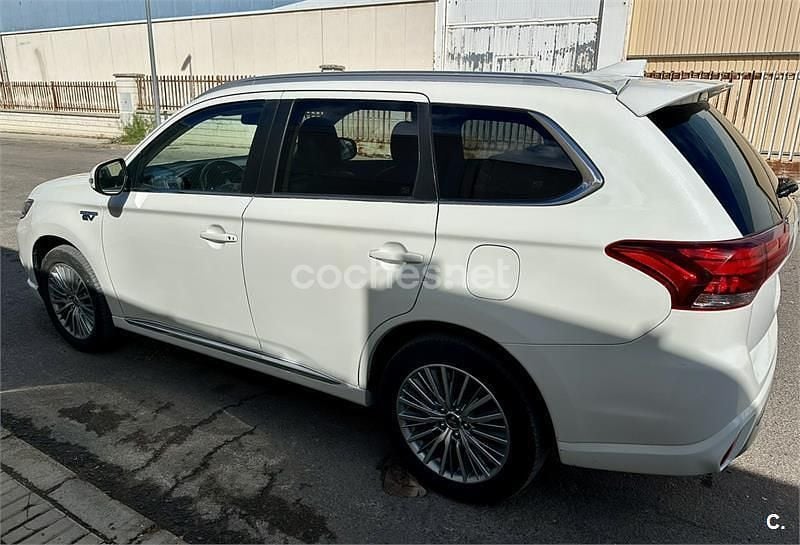 Usado Mitsubishi Outlander P-HEV Motion 224 CV (164 kW) 2020 Blanco SUV