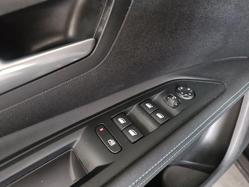 Usado Peugeot 5008 Allure 136 CV (100 kW) 2024 Negro SUV