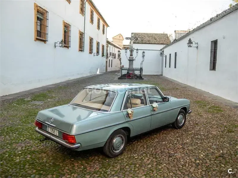 Usado Mercedes 200 75 CV (55 kW) 1982 Verde Berlina