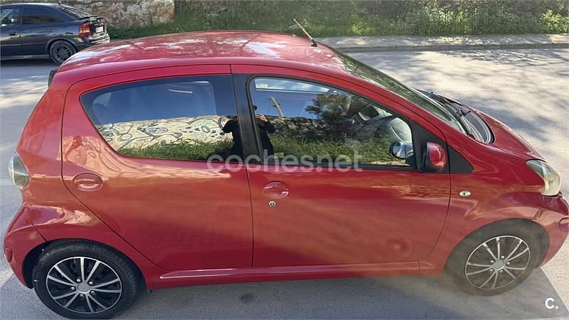 Usado Toyota Aygo Live 68 CV (50 kW) 2010 Rojo Utilitario