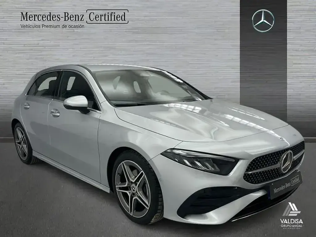 Usado Mercedes A200 AMG line 150 CV (110 kW) 2025 Gris / plateado Berlina
